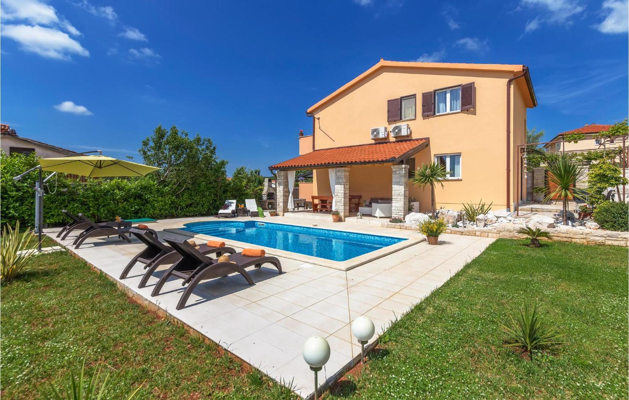 Stunning Home In Krnica With Wifi